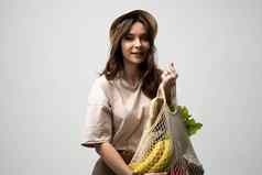 有吸引力的美丽的快乐女人携带棉花袋完整的有机蔬菜水果浪费概念可持续发展的生活方式生态友好的概念塑料