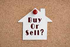 买出售问题纸房子模型财产投资概念