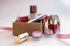 集化妆品女脸眼睛化妆棕色（的）工艺盒子粉红色的背景礼物概念