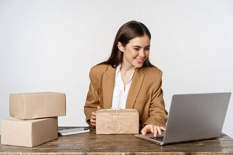 图像女人办公室女企业家小业务移动PC处理客户端订单商店包装盒子订单交付白色背景