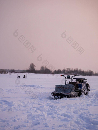 冬天钓鱼冰钓鱼渔夫钓鱼冰电雪地钓鱼俄罗斯
