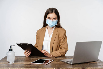 科维德流感大流行办公室工作场所概念肖像企业女人医疗脸面具冠状病毒工作站白色背景