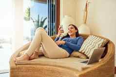 满足咖啡拍摄快乐年轻的女人智能手机放松休息室首页