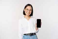 微笑朝鲜文女人显示智能手机屏幕展示移动应用程序站白色背景