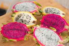 新鲜的成熟的有机龙水果火龙果Pitahaya异国情调的水果健康的吃概念