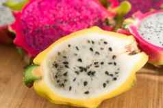 新鲜的成熟的有机龙水果火龙果Pitahaya异国情调的水果健康的吃概念