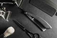 黑色的表面理发师工具古董手册头发限幅器梳子剃须刀美容剪刀黑色的单色特写镜头理发店背景对比阴影水平
