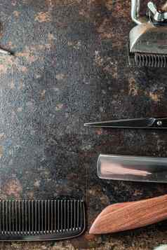 古董理发师工具危险的剃须刀美容剪刀手册限幅器金属梳子剃须刷前视图