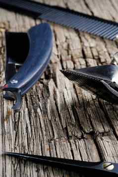 木表面理发师工具古董手册头发限幅器梳子剃须刀美容剪刀垂直