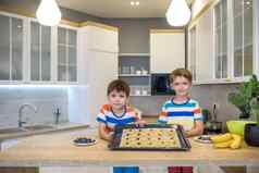 快乐家庭有趣的孩子们准备面团烤饼干厨房把浆果蓝莓饼干
