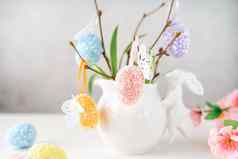 首页室内复活节装饰花瓶柳树树分支机构复活节鸡蛋兔子白色表格背景复制空间
