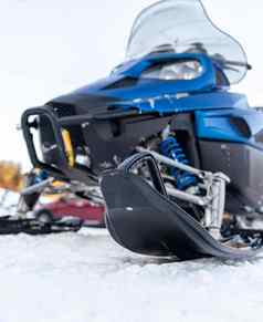 雪地冬天条件玩雪地摩托车冬天北