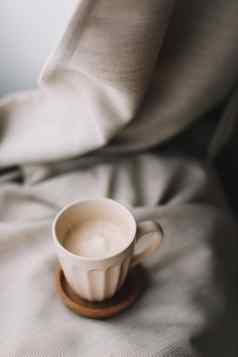 杯咖啡牛奶米色格子平躺前视图生活早....早餐安慰舒适温暖概念照片光柔和的颜色