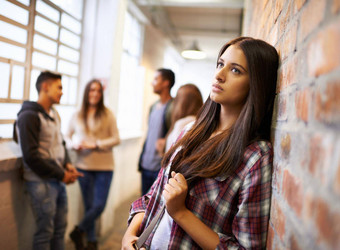爱的生活校园拍摄美丽的年轻的女学生无聊倾斜砖墙校园