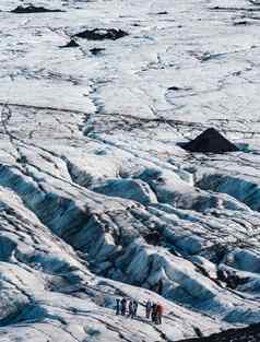 旅游集团徒步旅行巨大的冰川长拍摄