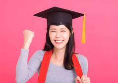 快乐亚洲女孩大学学生毕业帽成功手势