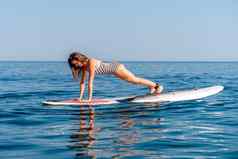 运动女孩鼻疽病冲浪板海阳光明媚的夏天一天条纹泳衣酒吧夏天活动风暴海