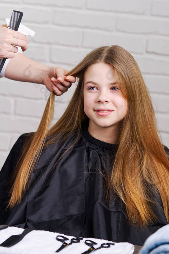 理发师使头发可爱的女孩头发沙龙年轻的女孩理发师