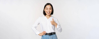 好微笑热情的亚洲女企业家显示拇指批准赞美优秀的工作满意结果站白色背景
