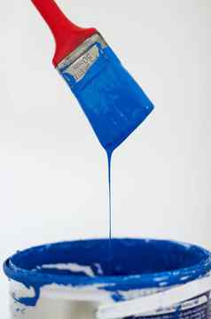 画笔滴蓝色的油漆特写镜头画笔滴蓝色的油漆桶