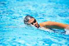 培训女游泳运动员使游泳池中风中风