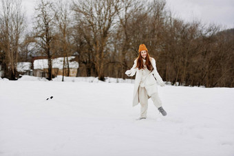 快乐年轻的女人雪天气走新鲜的空气冬天假期