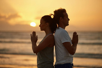 灵魂经验日落拍摄夫妇瑜伽海滩日落