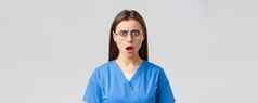 医疗保健工人医学保险科维德流感大流行概念震惊了有关女护士医生蓝色的实习医生风云眼镜天啊沮丧开放口皱着眉头
