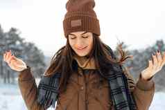 女人冬天温暖的夹克走雪冬天森林
