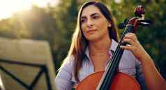 音乐完美的平静灵魂裁剪拍摄美丽的女人玩大提琴后院