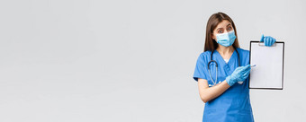 科维德防止病毒健康医疗保健工人检疫概念友好的女护士医生蓝色的实习医生风云医疗面具解释信息剪贴板指出纸