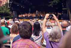 小相机捕获伟大的记忆拍摄人人群持有相机照片经典音乐会