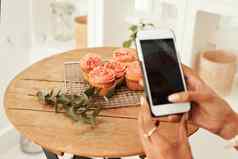 时间更新社会媒体裁剪拍摄认不出来女商人手机图片纸杯蛋糕博客