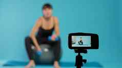 教练拍摄锻炼视频相机给健身建议