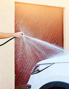 车吱吱响的清洁裁剪拍摄认不出来男人。洗车