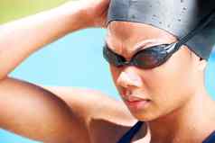 发现焦点感觉确定确定年轻的女游泳运动员特写镜头