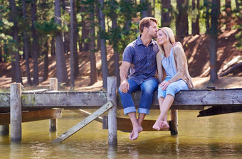 分享浪漫的时刻爱的结婚了夫妇享受时刻码头湖