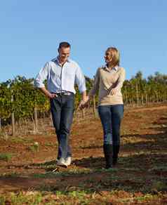 享受漫步葡萄园成熟的酒制造商妻子采取漫步葡萄园