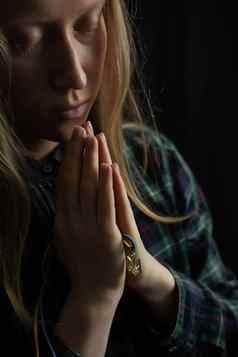 乌克兰女人祈祷神保存乌克兰
