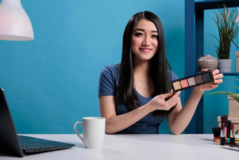 肖像微笑亚洲视频博客持有化妆调色板