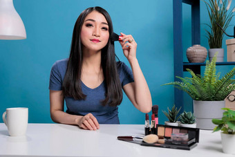 亚洲视频博客化妆教程刷相机