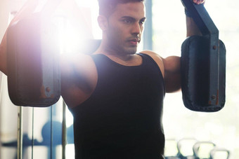健身房绑定给裁剪拍摄英俊的年轻的运动员工作锻炼机健身房