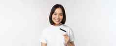 肖像朝鲜文微笑女孩银行客户端显示信贷卡快乐脸站白色背景