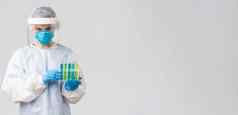 科维德防止病毒健康医疗保健工人检疫概念年轻的科技实验室医生工作试管》冠状病毒样品创建疫苗穿保护西装