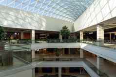 室内现代大购物娱乐复杂的三一透明的玻璃屋顶