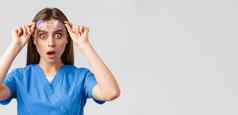 医疗保健工人医学保险科维德流感大流行概念惊讶震惊了女护士医生蓝色的实习医生风云开放口起飞眼镜惊讶