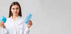 科维德防止病毒医疗保健工人概念专业有吸引力的女医生实习医生风云建议保护防止冠状病毒爆发显示呼吸器医疗面具