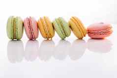 色彩斑斓的马卡龙甜点法国马卡龙白色背景色彩斑斓的蛋白杏仁饼干美味的甜蜜的颜色macaron
