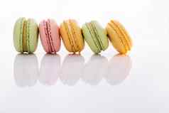 色彩斑斓的蛋白杏仁饼干美味的甜蜜的颜色macaron色彩斑斓的马卡龙甜点法国马卡龙白色背景