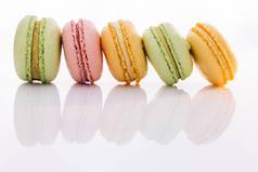 美味的甜蜜的颜色macaron色彩斑斓的马卡龙甜点法国马卡龙白色背景色彩斑斓的蛋白杏仁饼干